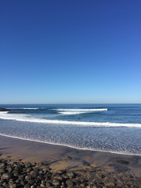 湛蓝天空海边风景图片